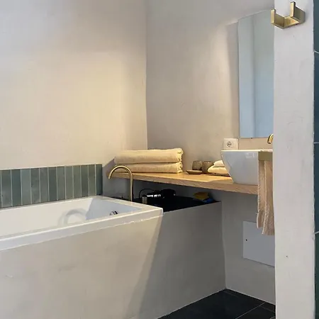 Spacious Studio, View And Bath *